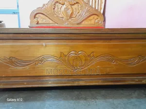 চিটাগাং সেগুন খাট, জাজীম ও তোশক সহ বিক্রি হবে।