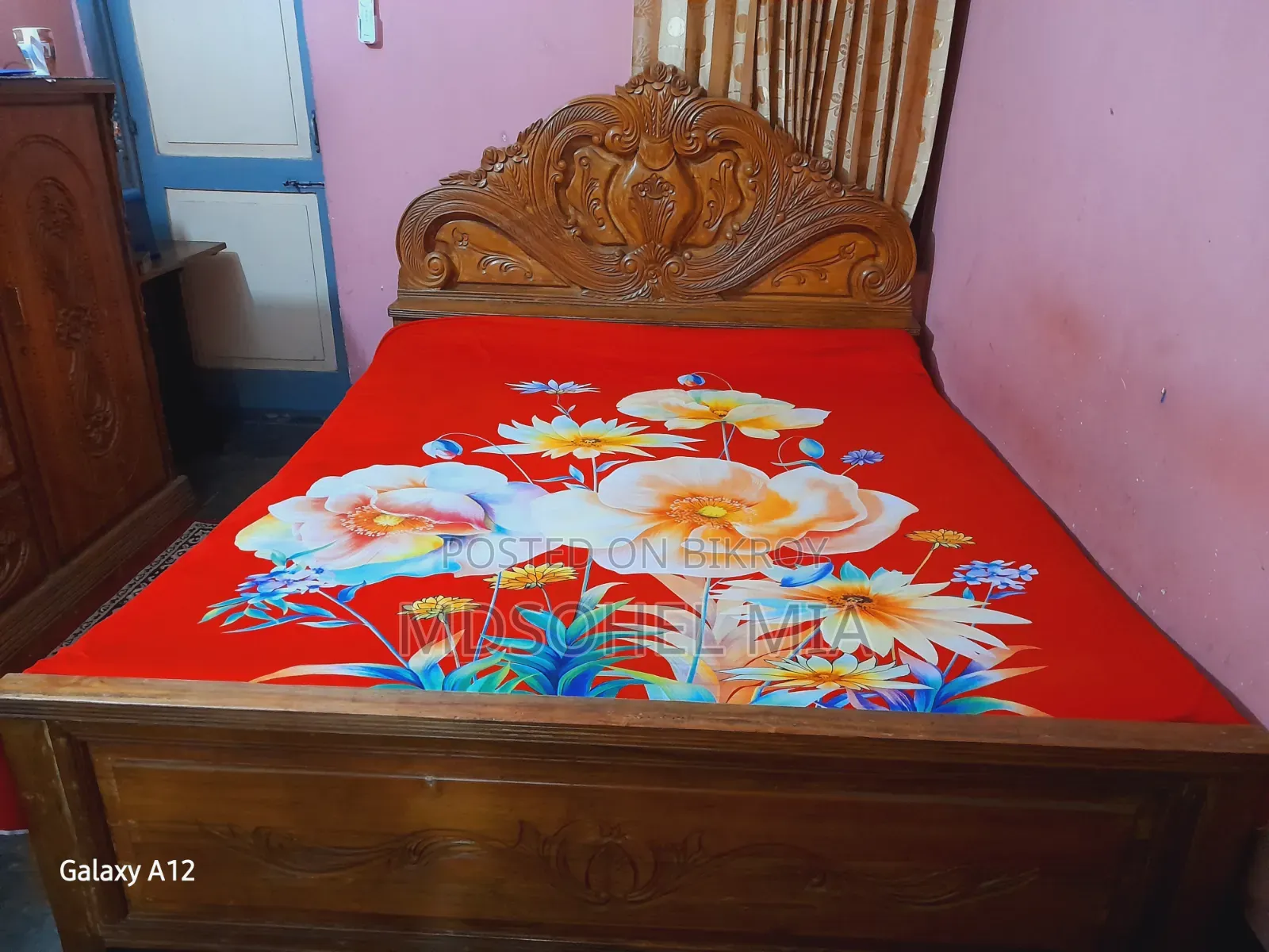 চিটাগাং সেগুন খাট, জাজীম ও তোশক সহ বিক্রি হবে।