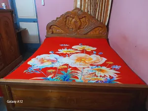 চিটাগাং সেগুন খাট, জাজীম ও তোশক সহ বিক্রি হবে।