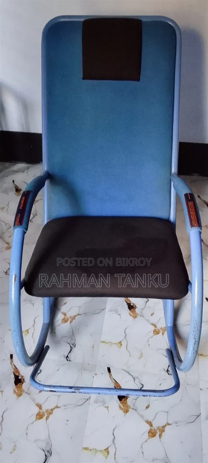 একটি রকিং চেয়ার অটোবি ব্র্যান্ডেড লুকিং নিউ বিক্রিয় হবে।