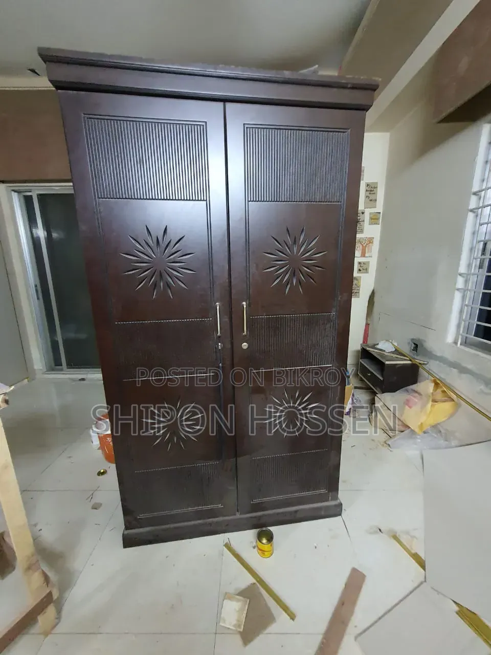 একটি খাট ৫ ফিট বাই ৭ ফিট আর একটি আলমারি ২ পাল্লার পারটেক্স বোড এর