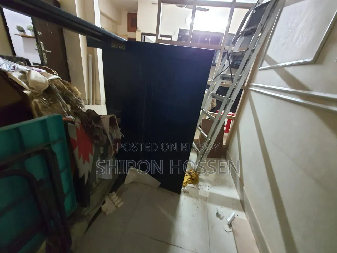একটি খাট ৫ ফিট বাই ৭ ফিট আর একটি আলমারি ২ পাল্লার পারটেক্স বোড এর