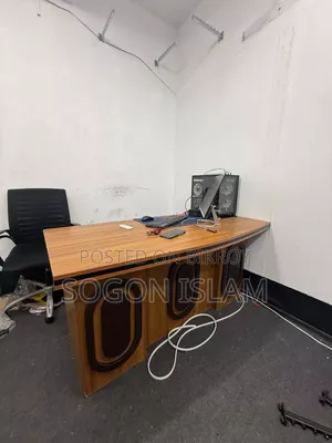 The table is in absolutely fresh condition, need WhatsApp number