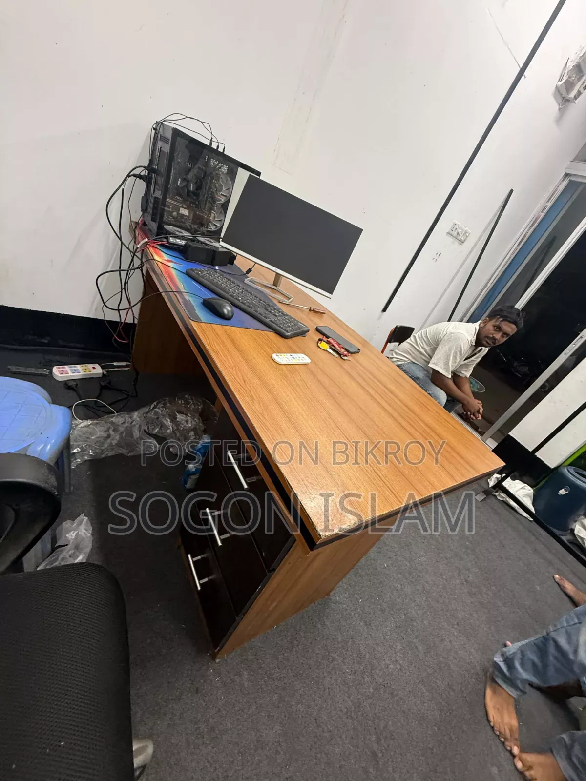 The table is in absolutely fresh condition, need WhatsApp number