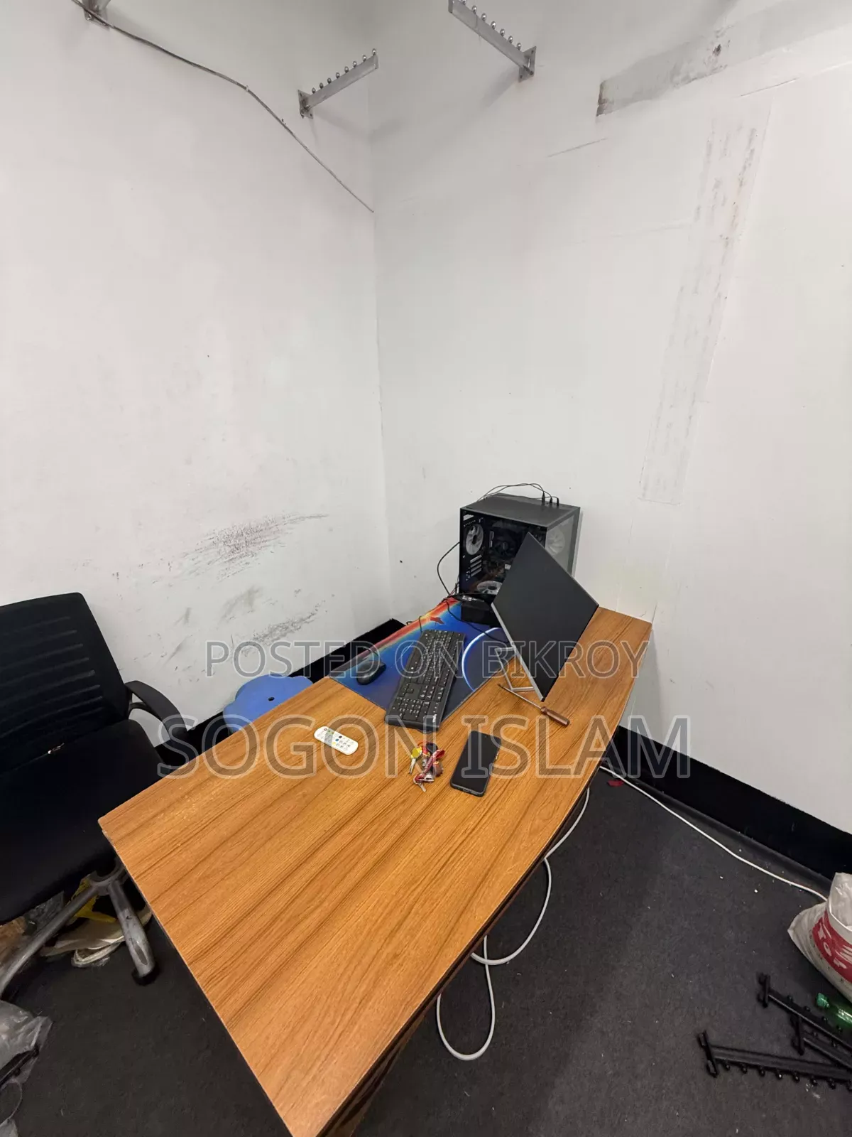 The table is in absolutely fresh condition, need WhatsApp number