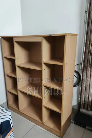 একটি বোর্ডের কার্বাড এবং একটি বুক শেলফ ভালো কন্ডিশনে বিক্রি করা হবে