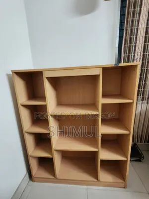 একটি বোর্ডের কার্বাড এবং একটি বুক শেলফ ভালো কন্ডিশনে বিক্রি করা হবে