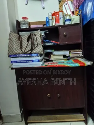 পড়ার টেবিল