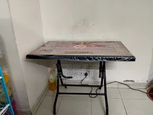 পড়া বা খাবার পরিবেশনের টেবিল