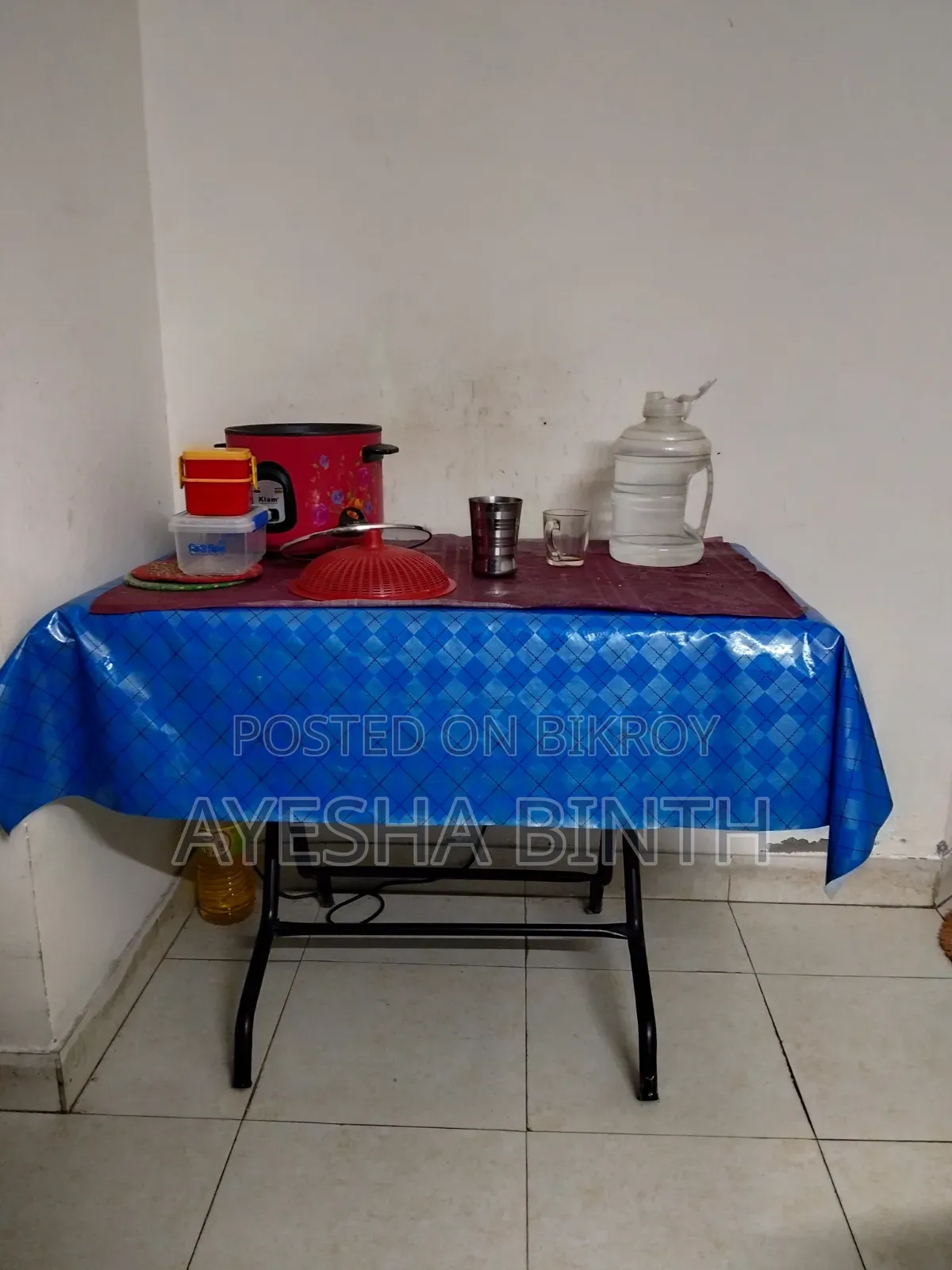পড়া বা খাবার পরিবেশনের টেবিল