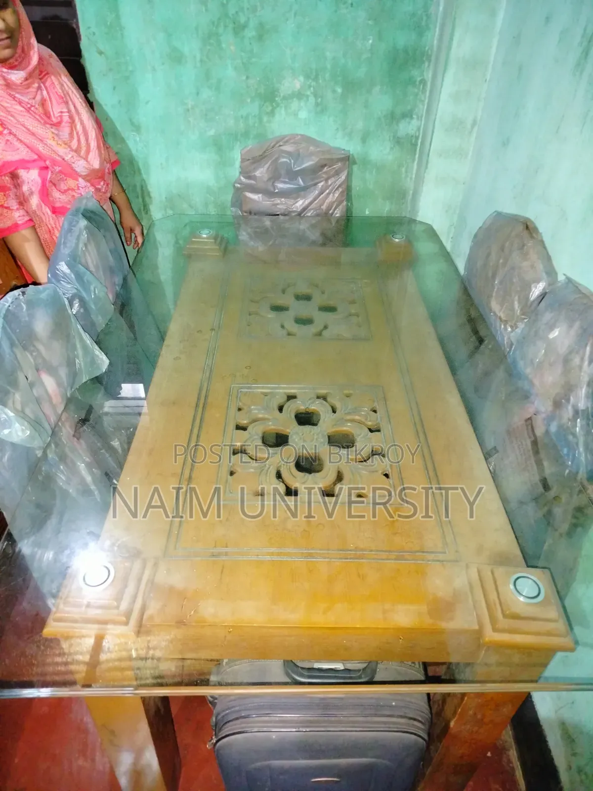 ৬ চেয়ারসহ গ্লাস টপ ডাইনিং টেবিল সেট বিক্রি হবে