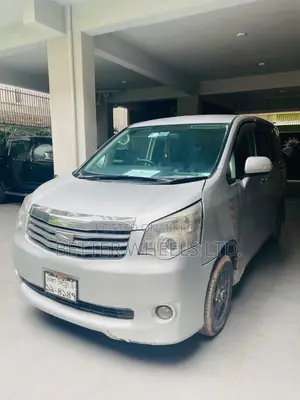 Toyota Noah 2.0 143hp FWD (8 Seater) 2011 Silver