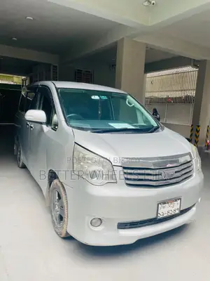 Toyota Noah 2.0 143hp FWD (8 Seater) 2011 Silver
