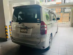 Toyota Noah 2.0 143hp FWD (8 Seater) 2011 Silver