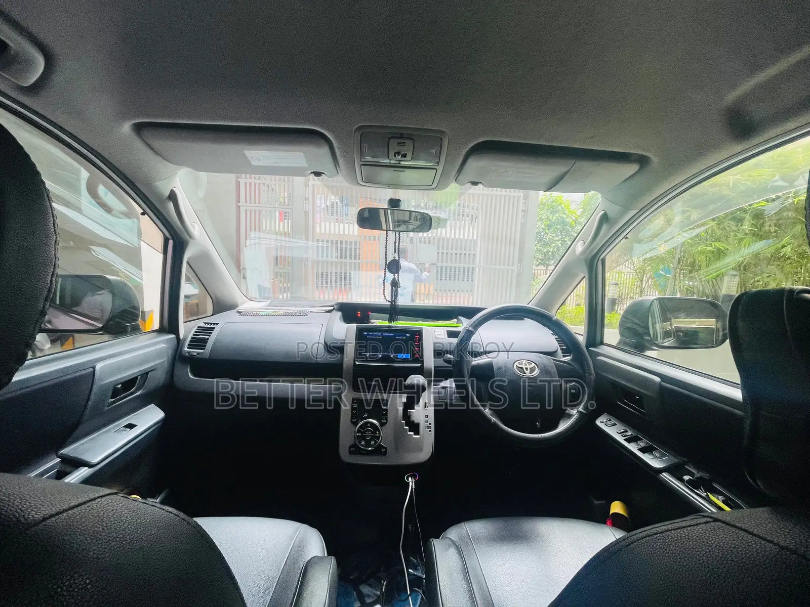 Toyota Noah 2.0 143hp FWD (8 Seater) 2011 Silver