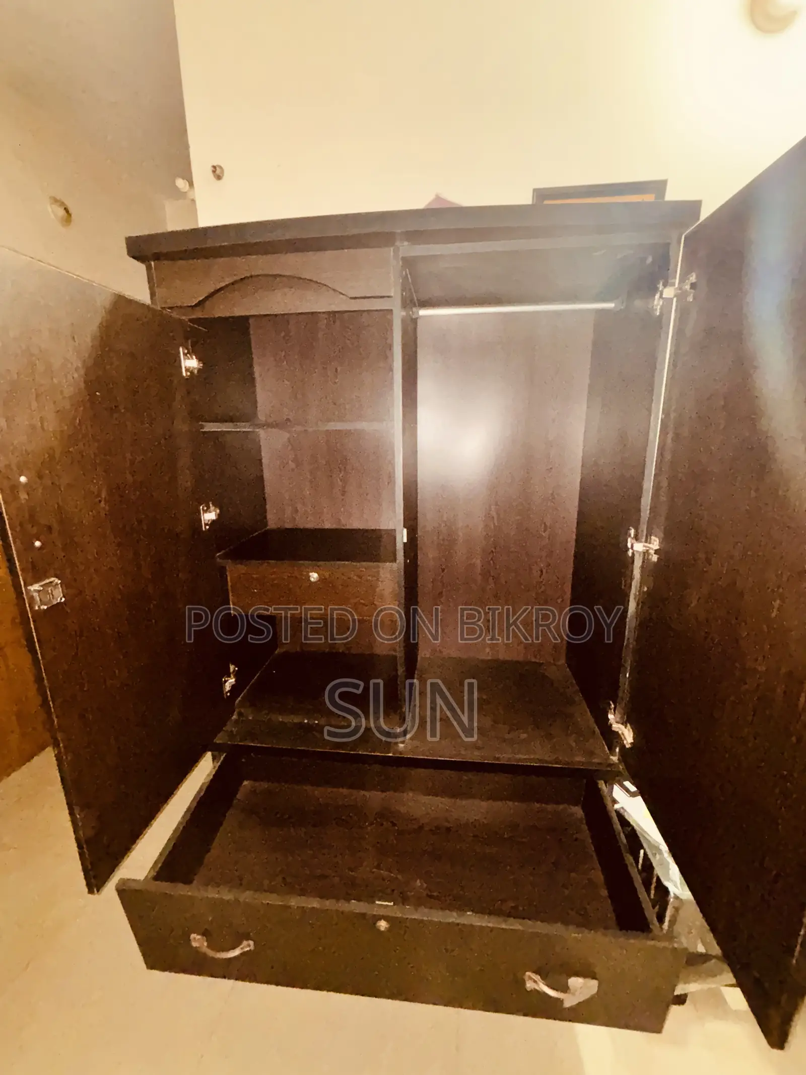 একটি দুই পাল্লার আলমারি বিক্রি হবে -জরুরি বিক্রি
