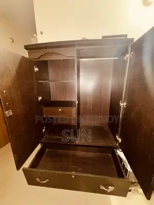 একটি দুই পাল্লার আলমারি বিক্রি হবে -জরুরি বিক্রি