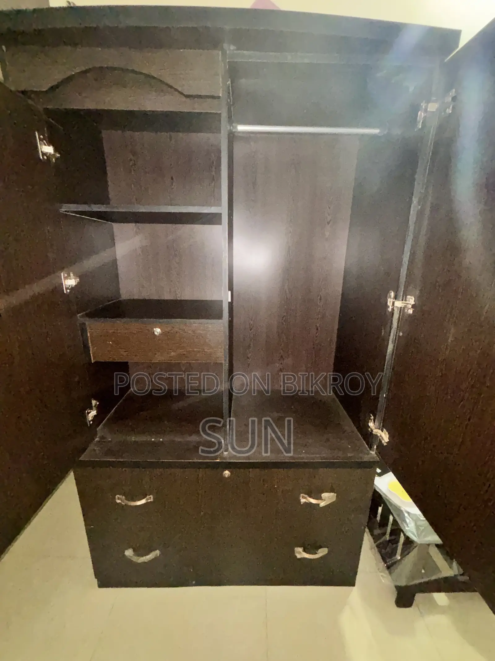 একটি দুই পাল্লার আলমারি বিক্রি হবে -জরুরি বিক্রি