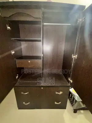 একটি দুই পাল্লার আলমারি বিক্রি হবে -জরুরি বিক্রি