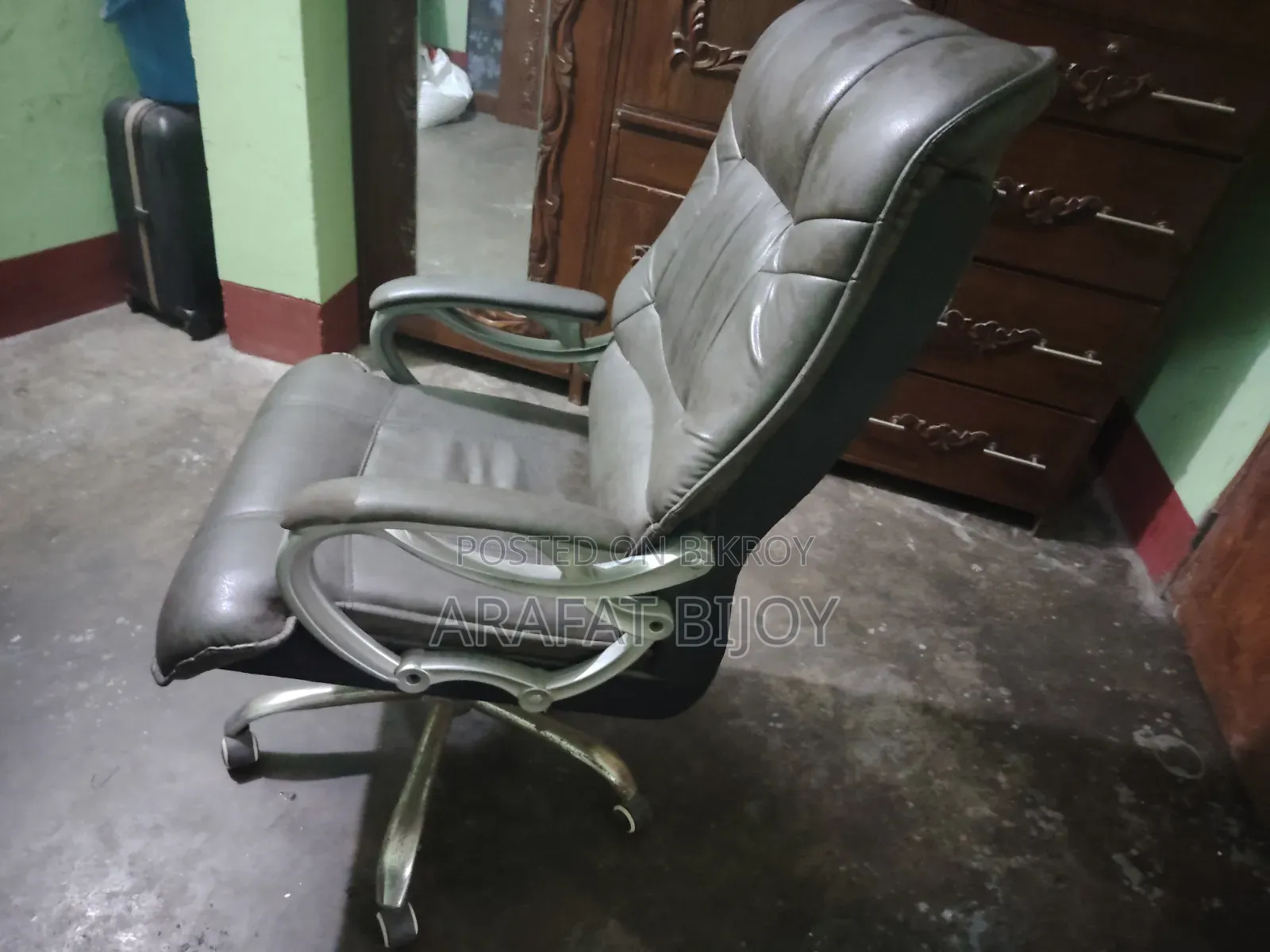Boss Chair Urgent Sell