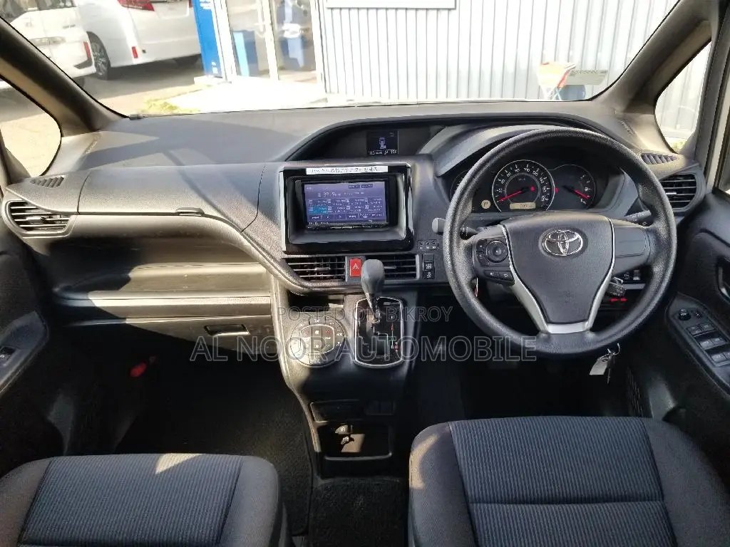 Toyota Noah 2021 Silver