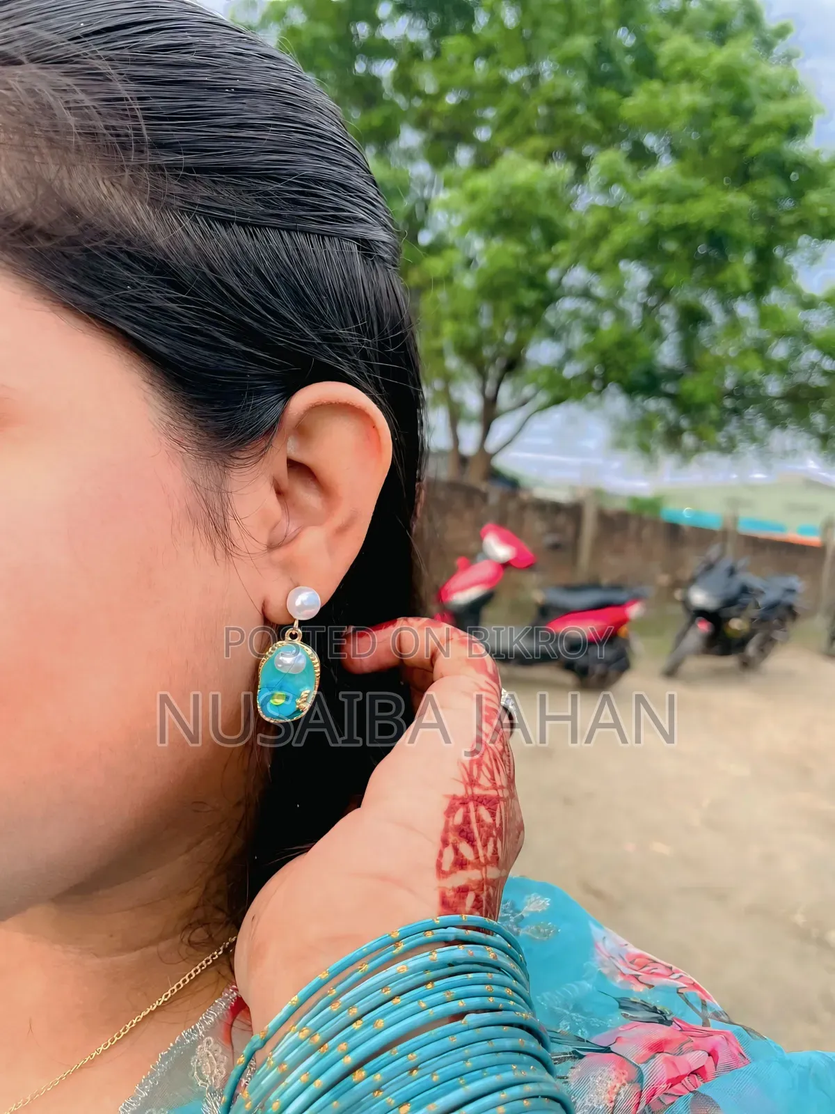 পার্ল সেট বিভিন্ন রঙে পাওয়া যাচ্ছে, সাথে হেয়ার ব্যান্ড