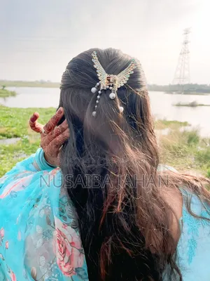 পার্ল সেট বিভিন্ন রঙে পাওয়া যাচ্ছে, সাথে হেয়ার ব্যান্ড