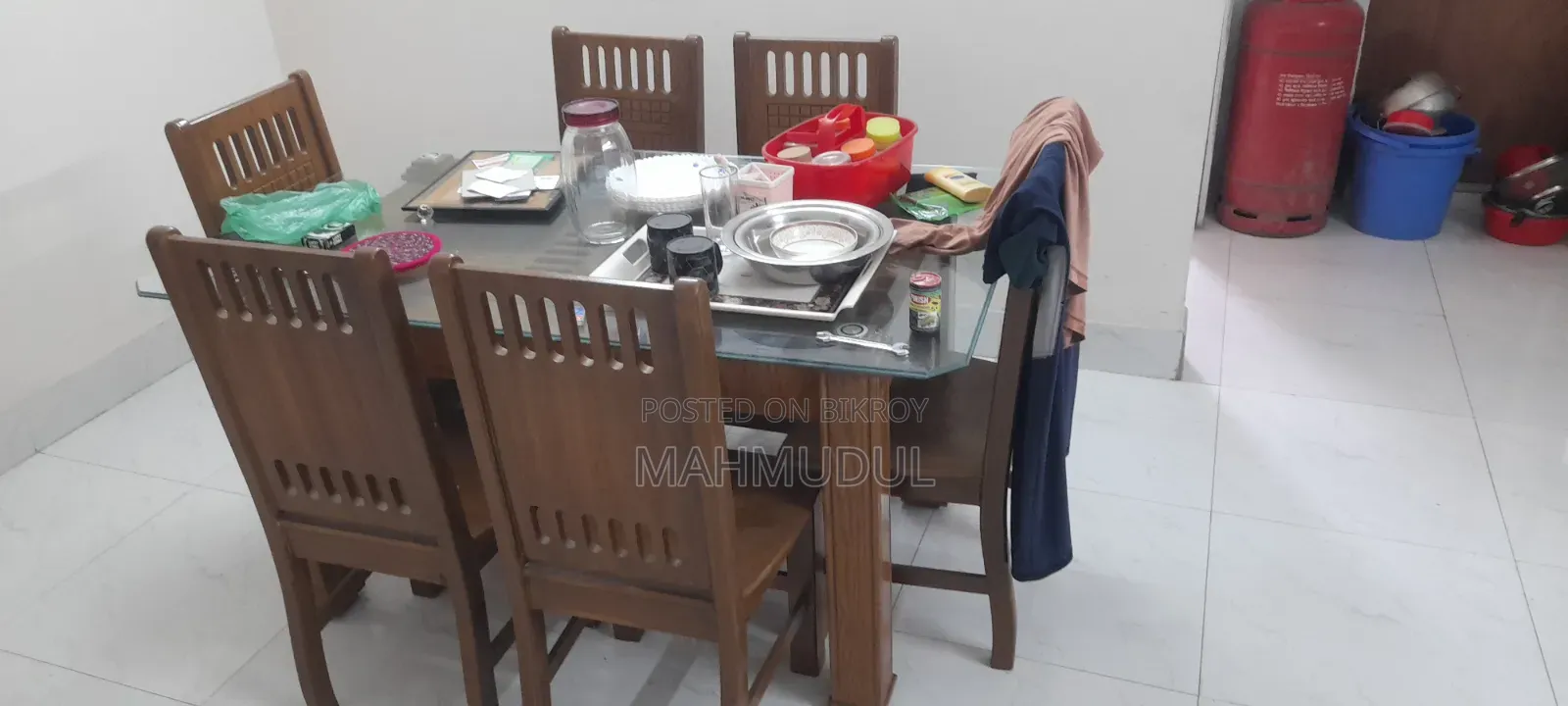 ডাইনিং টেবিল