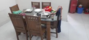 ডাইনিং টেবিল