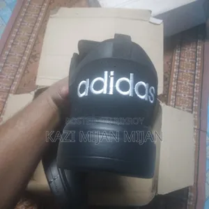 অ্যাডিডাস জুতা ৪৪ সাইজ ভিয়েতনাম থেকে আনা নতুন