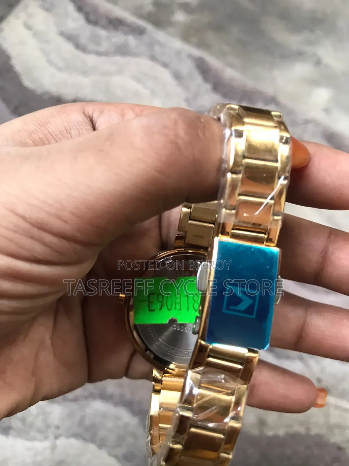 Curren 9051 Golden Stainless Steel Analog Watch for Women