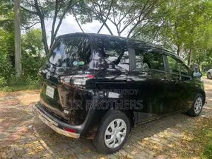 নতুন টয়োটা সিয়েন্টা ১.৫ হাইব্রিড এফডব্লিউডি ২০১৮ কালো