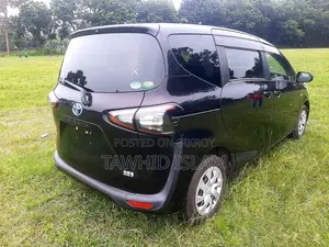 নতুন টয়োটা সিয়েন্টা ১.৫ হাইব্রিড এফডব্লিউডি ২০১৮ কালো