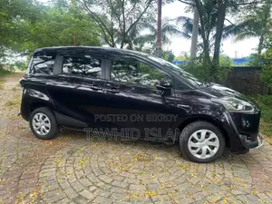 নতুন টয়োটা সিয়েন্টা ১.৫ হাইব্রিড এফডব্লিউডি ২০১৮ কালো