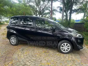 নতুন টয়োটা সিয়েন্টা ১.৫ হাইব্রিড এফডব্লিউডি ২০১৮ কালো