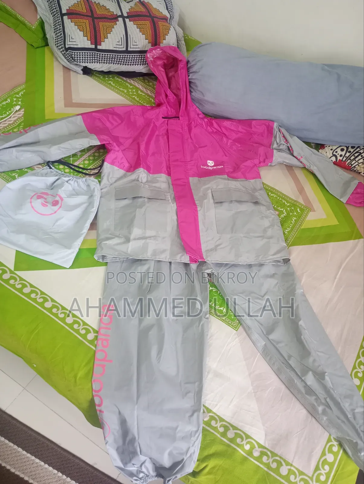 ফুডপান্ডা রাইডার ব্যাগ ও রেইনকোট
