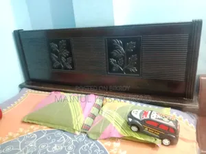 ভালো অবস্থার কাঠের খাট বিক্রি হবে ৬×৭ সাইজের কাঠের খাট