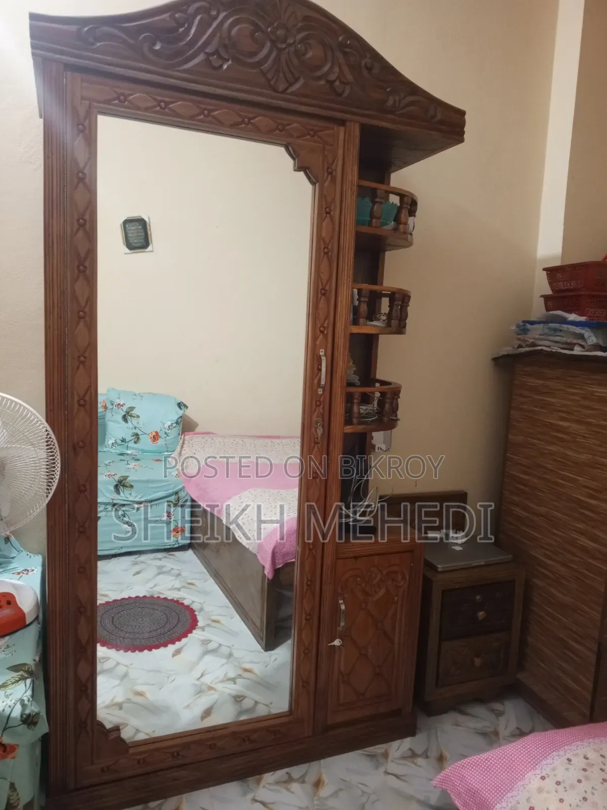 কাঠের ড্রেসিং টেবিল