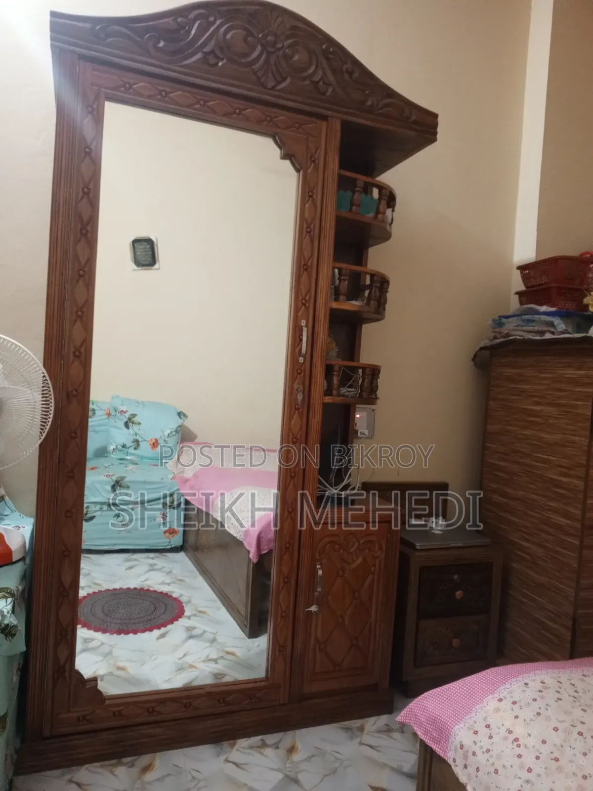 কাঠের ড্রেসিং টেবিল