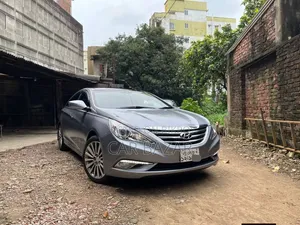 হুন্দাই সোনাটা লিমিটেড ৪-ডোর সেডান (২.০ লিটার ৪-সিলিন্ডার টার্বো ৬-স্পিড অটোমেটিক) ২০১৪ গ্রে