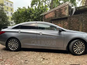 হুন্দাই সোনাটা লিমিটেড ৪-দরজা সেডান (২.০লিটার ৪-সিলিন্ডার টার্বো ৬-গতি অটোমেটিক) ২০১৪ গ্রে