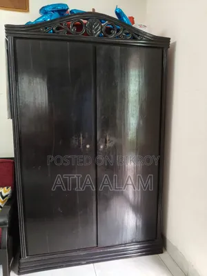 বড় কাঠের আলমারি
