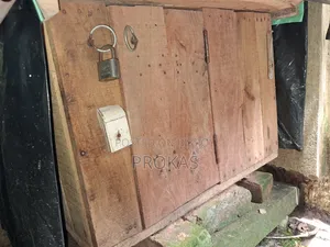 কাঠের তৈরি মুরগির ঘর