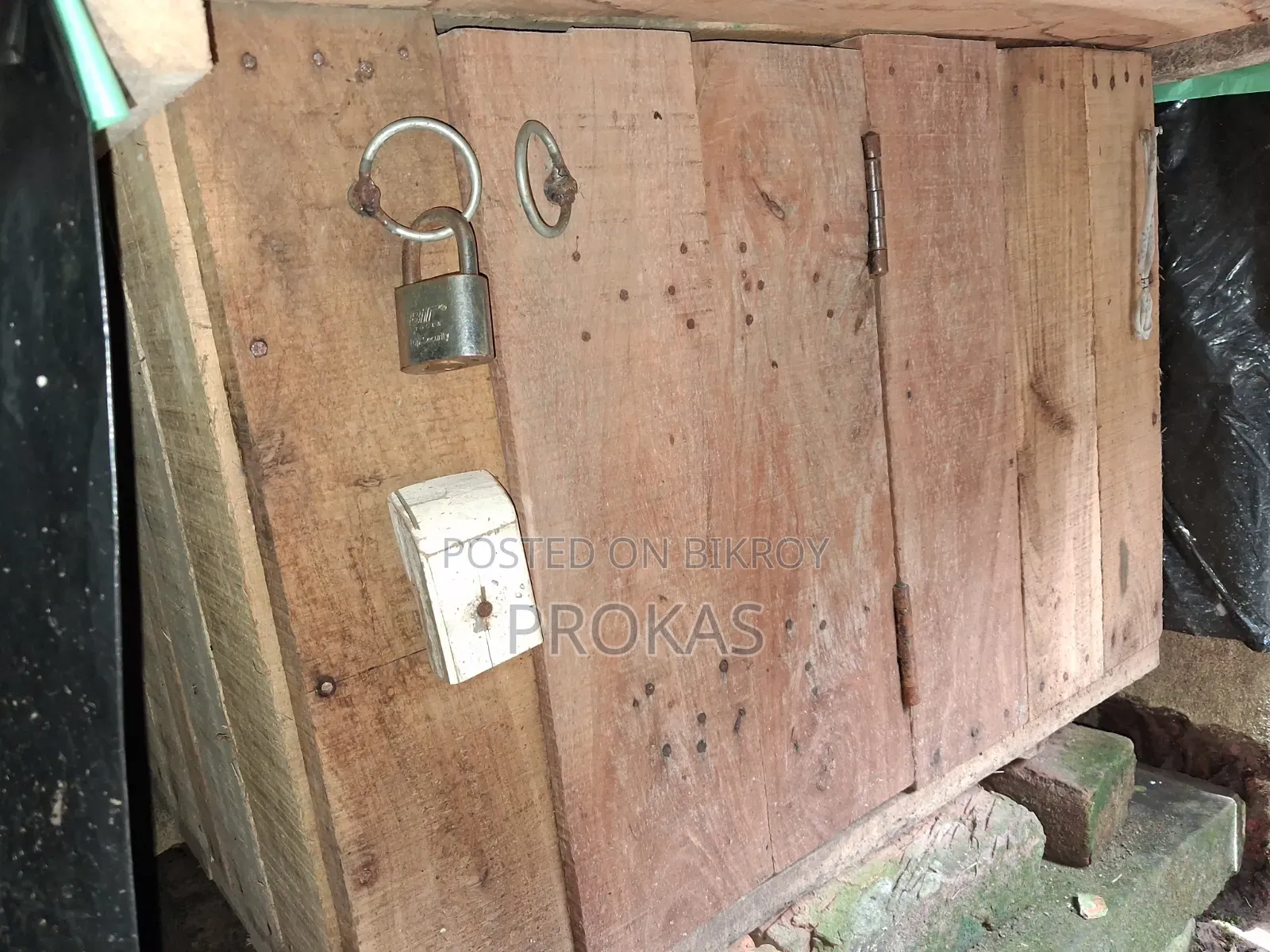 কাঠের তৈরি মুরগির ঘর