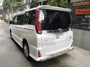 Toyota Noah 1.8 FWD Hybrid (7 seater) 2017 Pearl