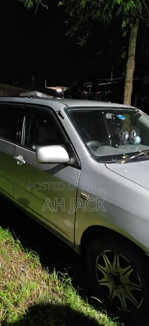 টয়োটা সাকসিড ২০০৪ সিলভার