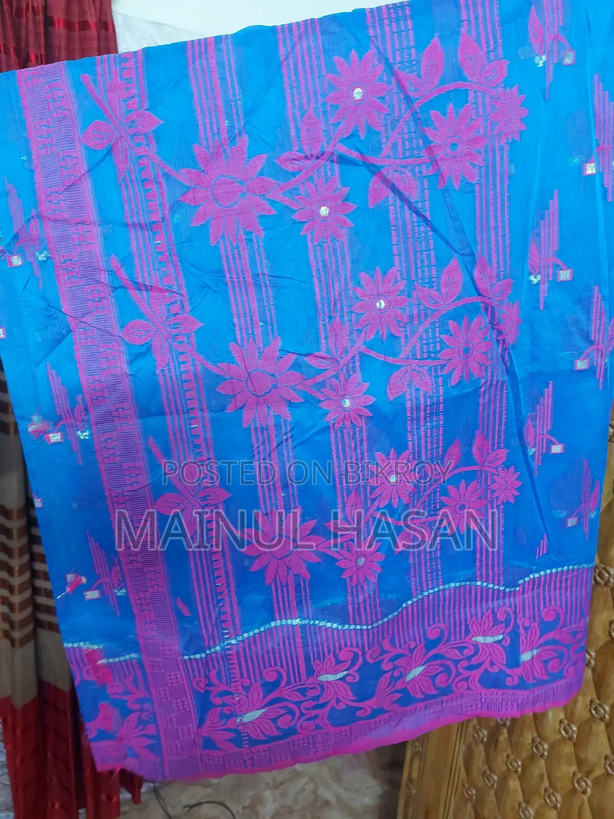 একটি হাফ সিল্ক জামদানি শাড়ি বিক্রি করা হবে।