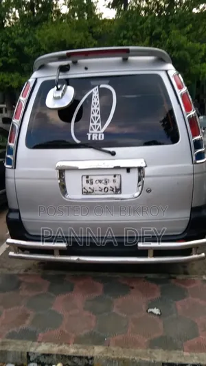 টয়োটা নোহা ২০০১ সিলভার