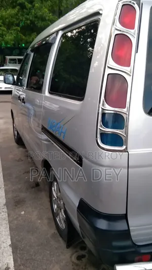 টয়োটা নোহা ২০০১ সিলভার