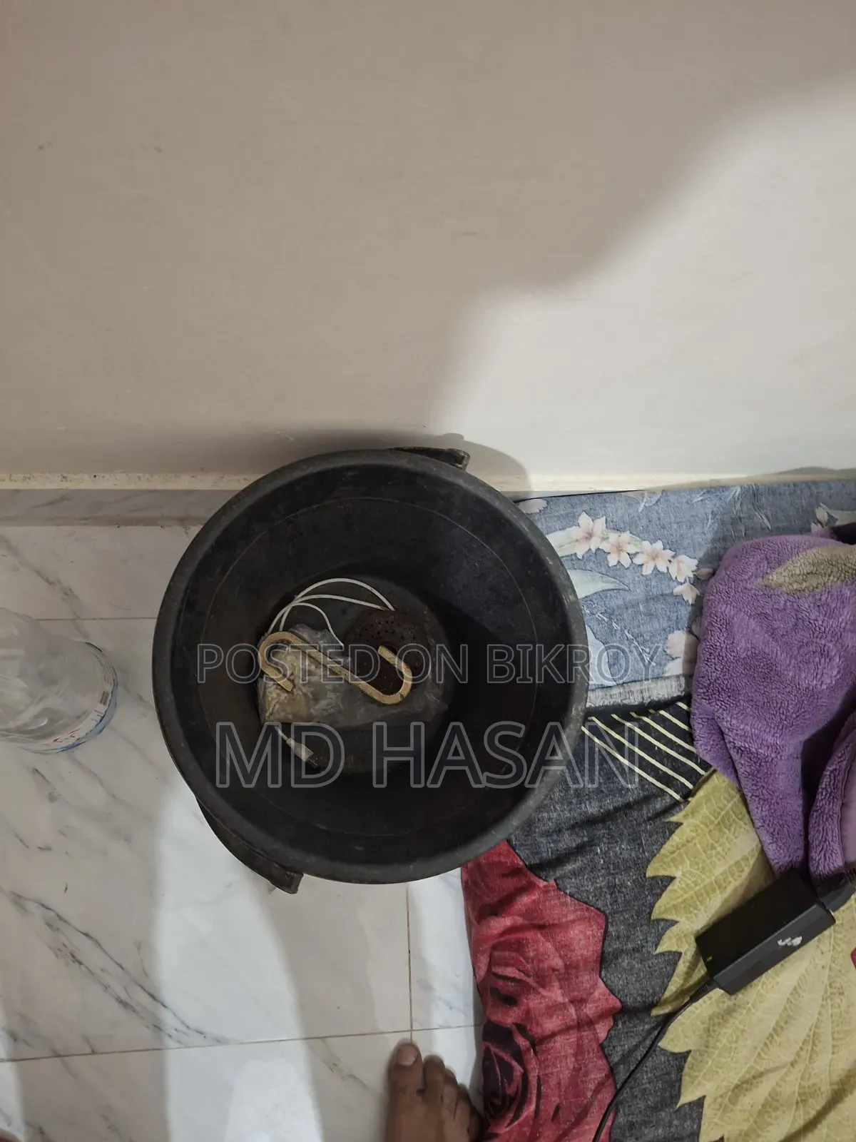 লাইনের গ্যাসের চুলা ও একটি বালতি